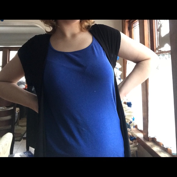 Black shawl with lace floral design - Picture 3 of 4